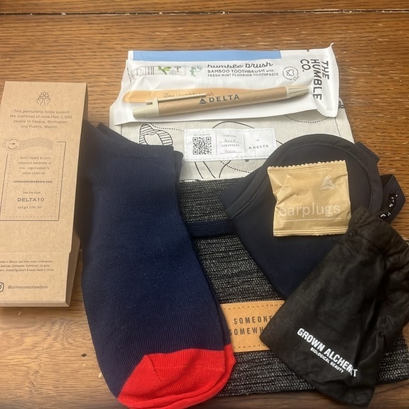 Delta ONE Someone Somewhere Bags (6)
Sold together - Picture 10 of 11